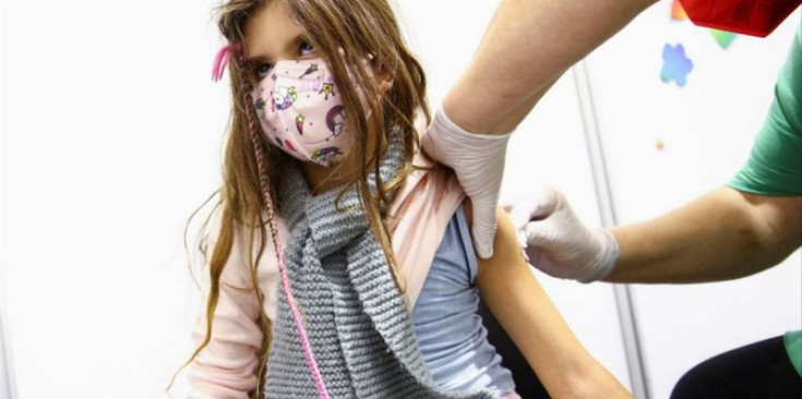 Una nena rep la vacuna contra la covid-19.