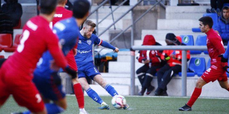 El lateral esquerre de l'Atlètic, Cistero, fa un canvi d'orientació en el partit d'ahir contra el seu exequip, el FC Santa Coloma.