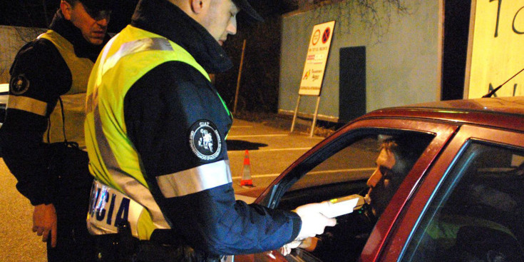 Agents del cos de policia duent a terme un control d'alcoholèmia.