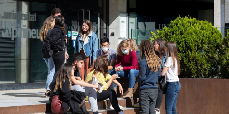 Estudiants de l’UdA davant les instal·lacions del centre.