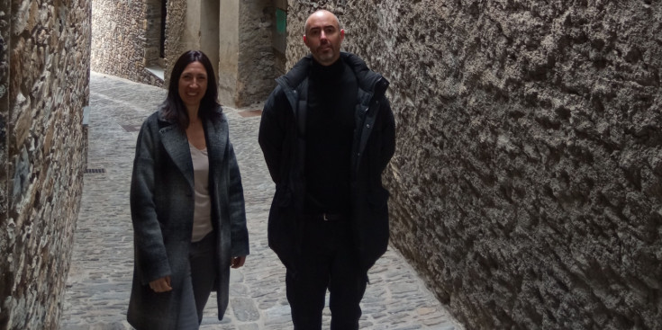 La cònsol menor i consellera de Cultura d’Ordino, Eva Choy, i l’arquitecte, Miquel Mercè, passegen pels carrers de la parròquia on hi ha les imatges de l’exposició.