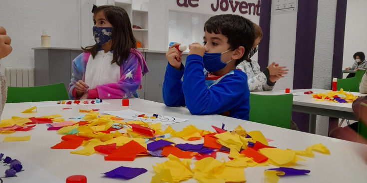 Infants a les activitats de Carnaval d'Encamp.