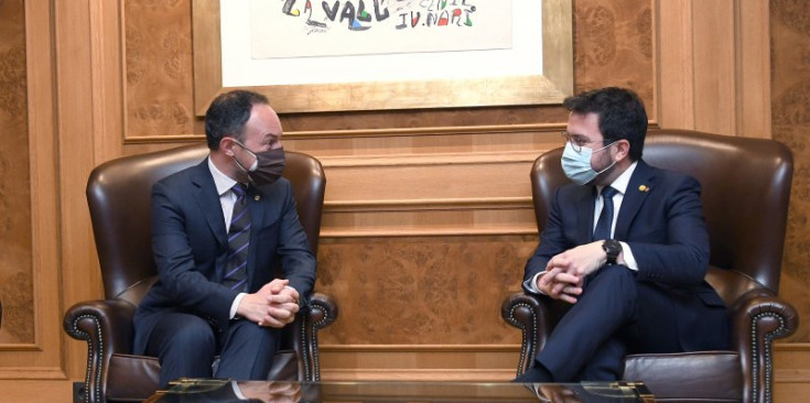El cap de Govern, Xavier Espot, conversa al seu despatx amb el president de la Generalitat, Pere Aragonès.