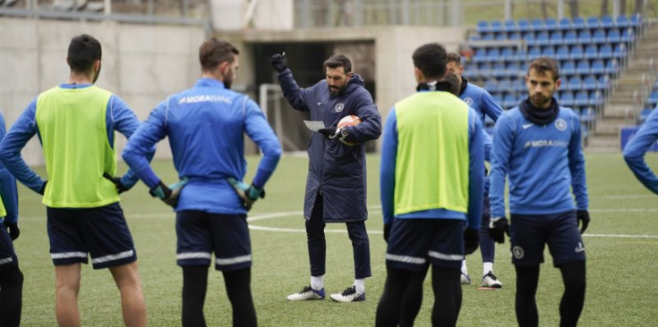 L’entrenador de l’FC Andorra, Eder Sarabia, dona instruccions.