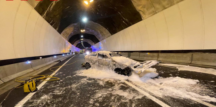 Un cotxe es va incendiar a l'interior d'un túnel.