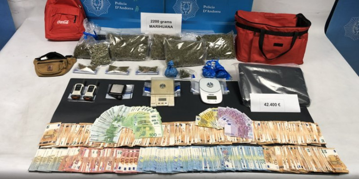 El material, droga i diners comissats pels agents de la Policia durant l’operació ‘Estella’.