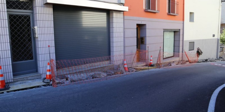 Obres d’eixamplament de voreres a l’inici de la carretera de Nagol.