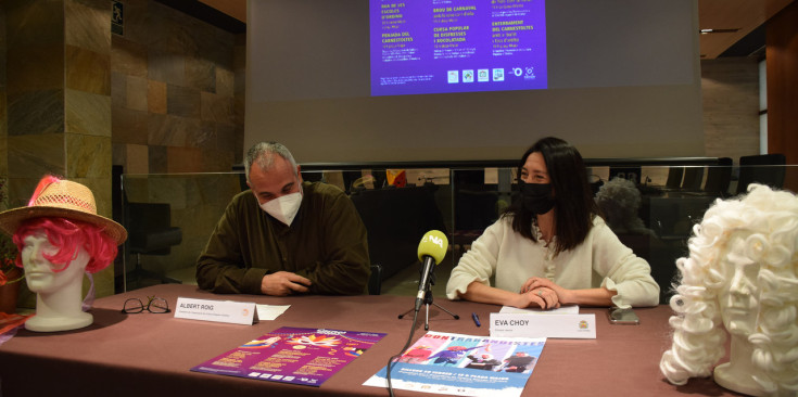 Albert Roig i Eva Choy durant la presentació de les activitats organitzades pel Carnaval.