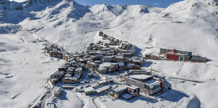 Vista aèria del Pas de la Casa en temporada d’hivern.