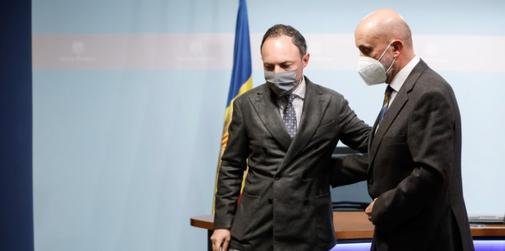 El cap de Govern, Xavier Espot, i el ministre de Salut, Joan Martínez Benazet, en un instant de complicitat abans de començar la roda de premsa.
