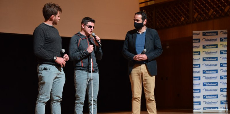 Els protagonistes del documental i el conseller Jordi Serracanta.