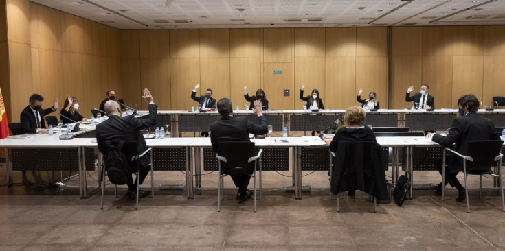 Imatge d’una de les votacions efectuades durant la sessió del Consell de Comú d’Andorra la Vella, celebrat ahir.
