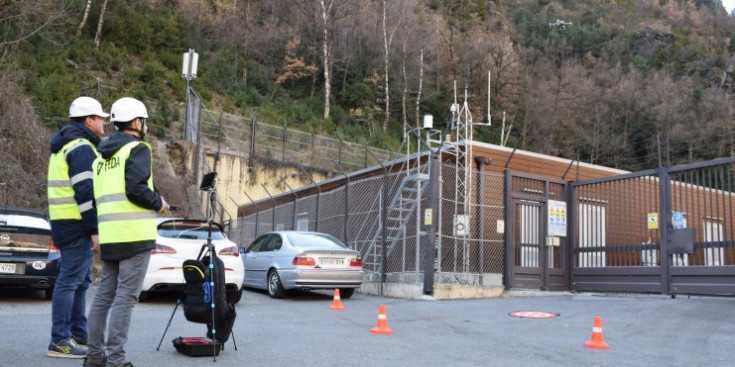 Un moment de la revisió en dron de la pilona de la línia d’Adrall.