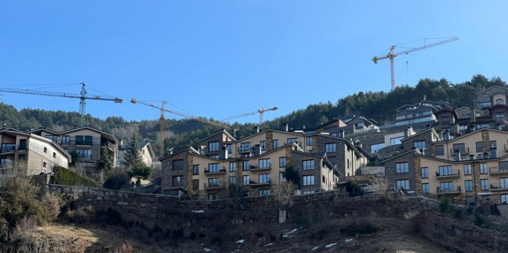 Grues a Anyós, un dels pobles on hi ha més activitat de construcció.