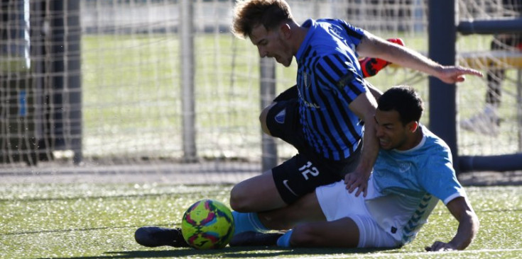 Feher, defensa de l'Inter, i Aaron Sánchez, davanter de l'Atlètic, ahir al derbi escaldenc.