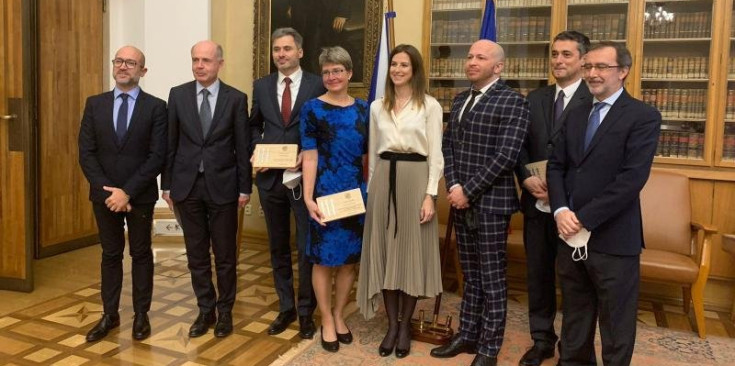 La ministra de Cultura, al centre, durant la celebració dels 30 anys del català a la Universitat Carolina.