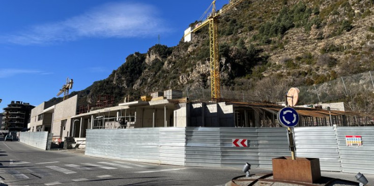 Obres de construcció de l’edifici R15, ahir a Sant Julià.