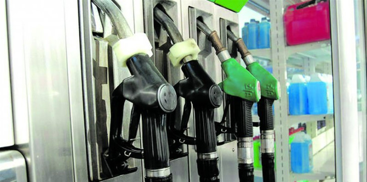 Imatge d'arxiu de sortidors de carburant en una benzinera d'Andorra.