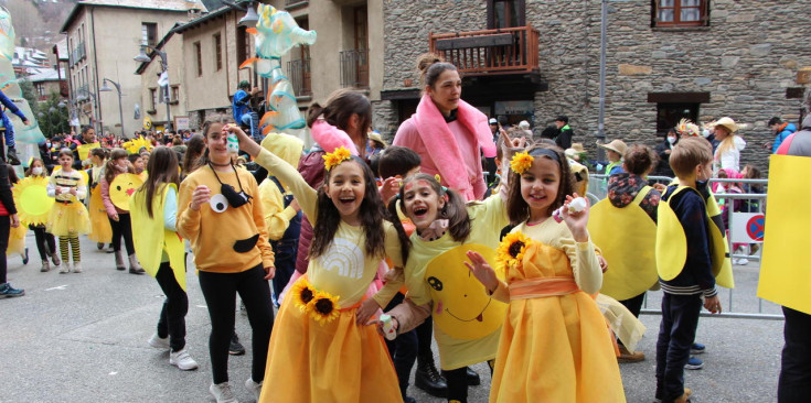 ls infants de primària de les escoles d'Ordino celebrant la rua de Carnaval després de dos anys de parada.