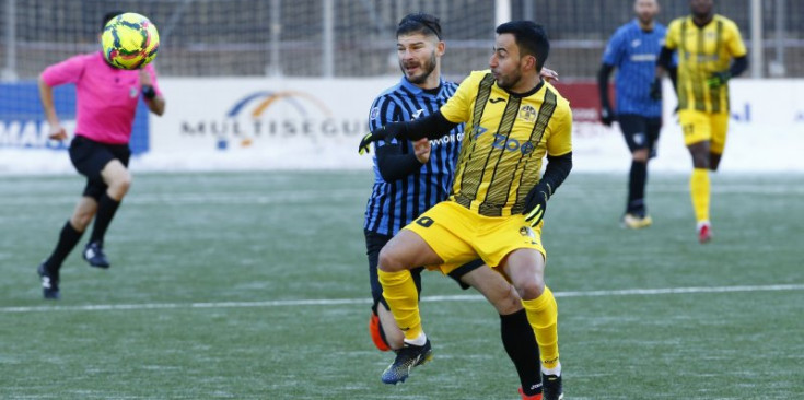 El defensa de l'Inter Pau Bosch i el davanter de la UE Gaston Machado pugnen per una pilota dividida en el duel que va enfrontar-los en la jornada 10.