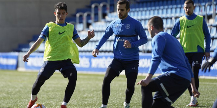 Alguns jugadors de l’FC Andorra en el darrer entrenament realitzat aquesta setmana a l’Estadi Nacional.