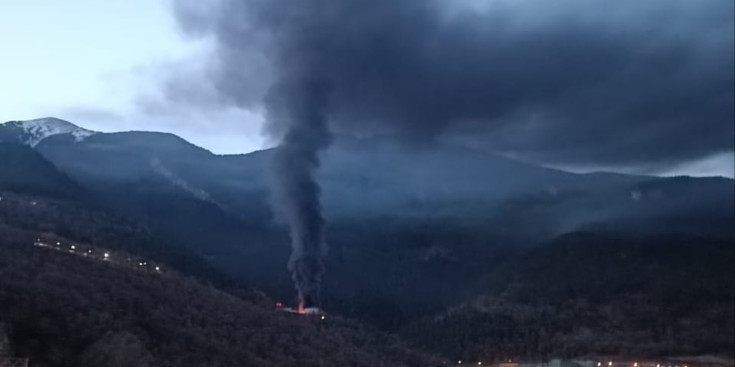 La columna de fum originada per l'incendi. / ANA