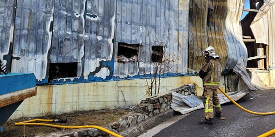 Un bomber treballa en la extinció de l'incendi. / SFGA