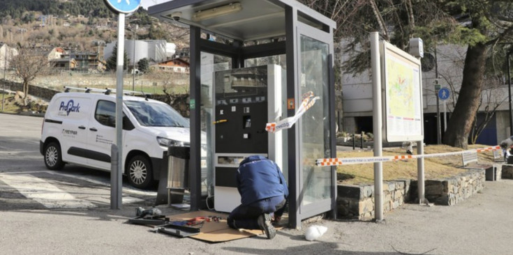 Un operari treballa en el canvi de màquines dels aparcaments d'Encamp.