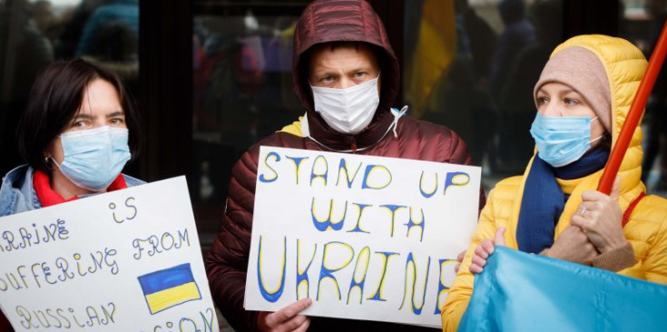 Manifestants amb pancartes en contra de la invasió russa a Ucraïna.