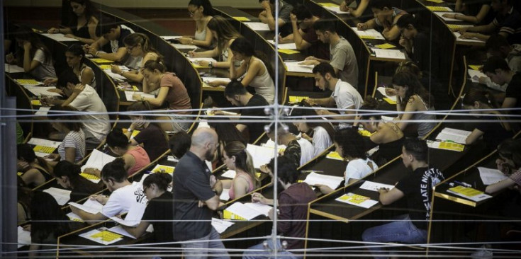 Imatge d’arxiu d’uns estudiants catalans fent les proves d’accés a la universitat.