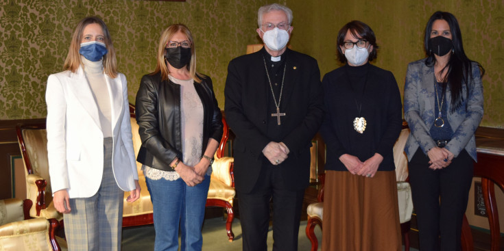 El copríncep episcopal, Joan-Enric Vives, amb les membres de la junta de l'associació de dones d'Andorra (ADA), la presidenta, Mònica Codina, la vicepresidenta, Cristina Rico, i les vocals de l'entitat, Mireia Maestre i Clàudia Cornella.