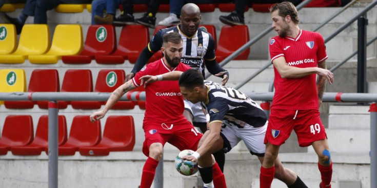 El migcampista de l'Engordany Daikha intenta sortir amb la pilota de la pressió de Jordi Rubio i Gallego de l'Inter, en un duel que es repetirà demà.