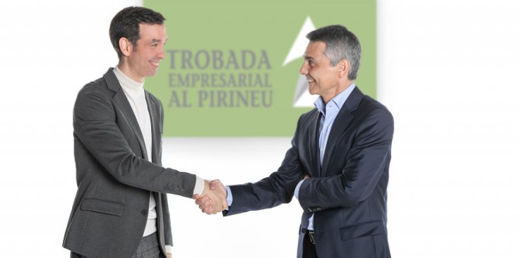 El fins ara president, Vicenç Voltes, amb el nou dirigent, Josep Serveto.