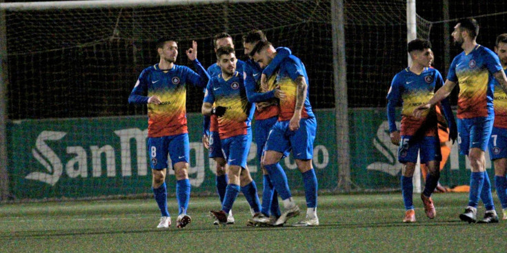 Els jugadors de l’FC Andorra celebren un dels gols del partit d’ahir contra la UE Cornellà.