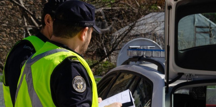 Imatge d’arxiu de dos agents de Policia duent a terme un control.