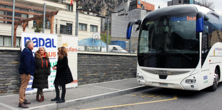 Els representants d’Autocars Nadal i d’Aufare després de la signatura del conveni.