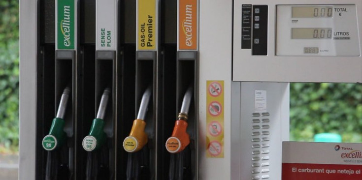 Imatge d’arxiu d’uns sortidors de carburants en una estació de serveis.