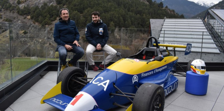 El secretari general de l’ACA, Toti Sasplugas, amb el pilot Marcel Muxella.