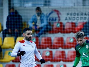 El davanter del Sant Julià Rizzo fa una centrada en el clàssic contra el FC Santa Coloma de la jornada 10.