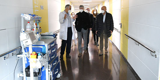 El ministre de Salut, Joan Martínez Benazet, i el conseller de Salut de la Generalitat de Catalunya, Josep Maria Argimon, durant la visita a les instal·lacions de l'hospital.