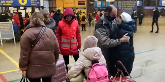 La trobada entre la Creu Roja i els refugiats.