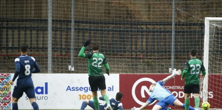 Virgili, d'esquenes, supera el porter lauredià Carrio en el mà a mà que va significar l'1-0 al clàssic, ahir al Centre d'Entrenament de la FAF.