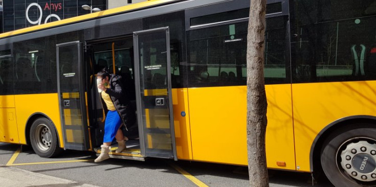 Una usuària baixa del bus, ahir a Escaldes-Engordany.