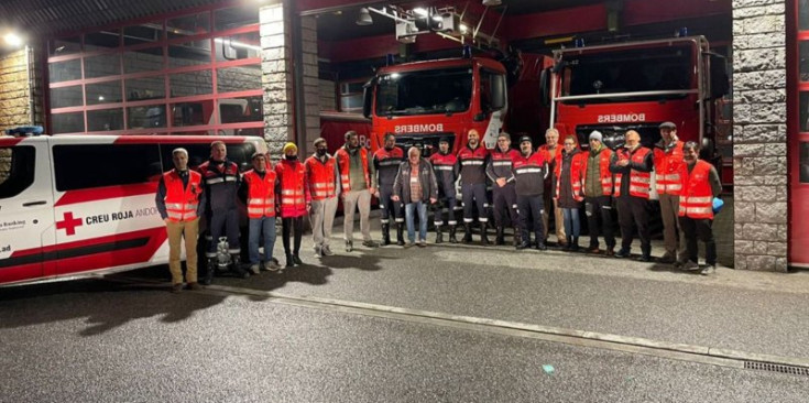 Els voluntaris de la Creu Roja i del cos de Bombers del primer comboi.