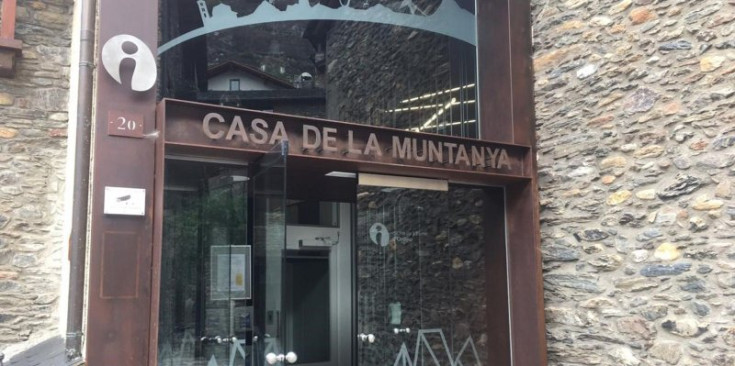 Entrada de l'oficina de turisme d'Ordino ubicada a la Casa de la Muntanya.