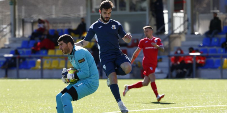 Josep Gomes bloca una pilota a la qual arribava tard Guillaume Lopez en l'Inter d'Escaldes-FC Santa Coloma de la jornada 13.