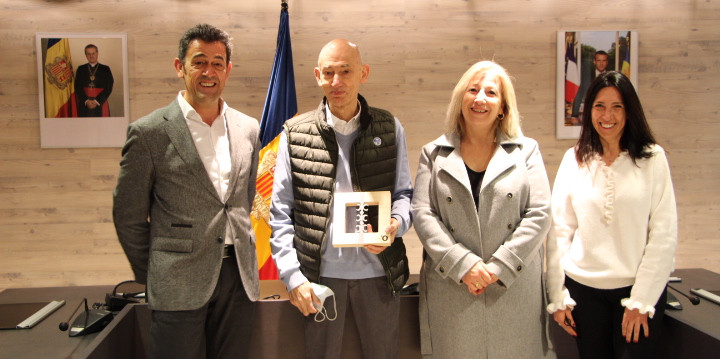 Els cònsols d’Ordino amb Pere Babi i Susana Astola en l’acte d’homenatge.