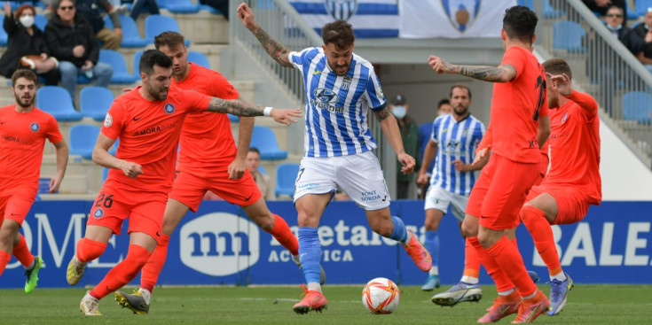 Pastor intenta rebutjar el xut de Pastrana en una jugada del partit d’ahir entre l’Atlético Baleares i l’FC Andorra.