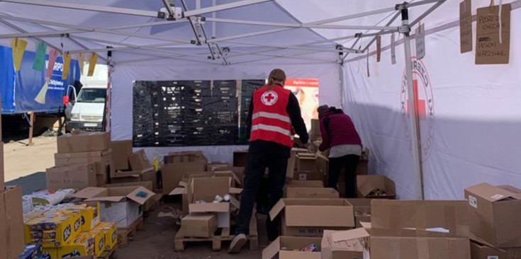 Un voluntari de la Creu Roja andorrana descarregant material, ahir.