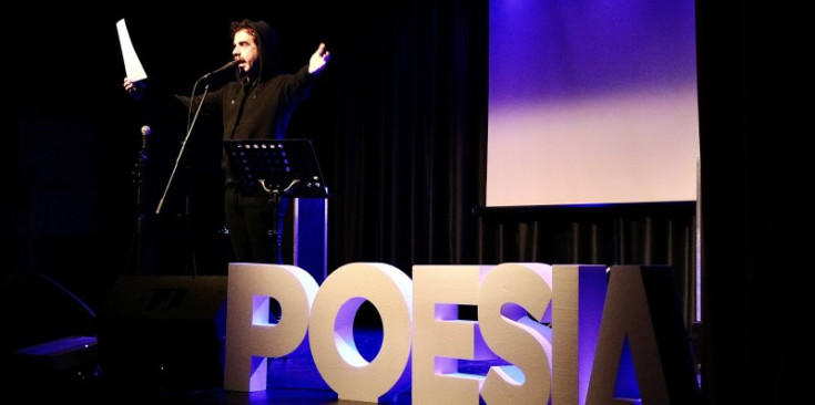 El poeta Eduard Escoffet, durant el recital poètic ‘Non Muttum’.